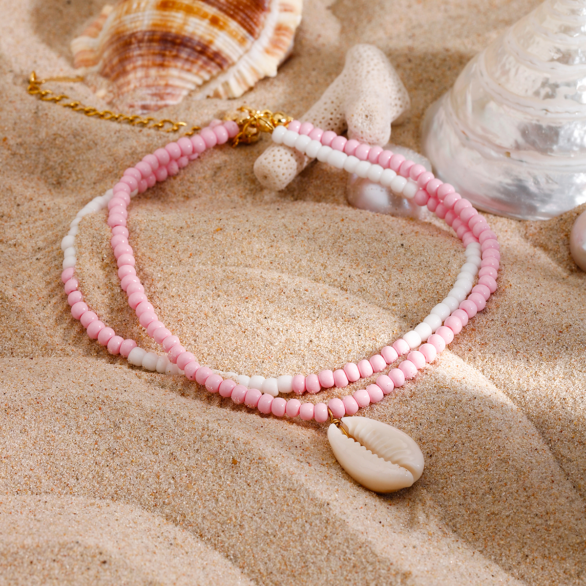 Detail přívěsku ve tvaru mušle cowrie – ELENYS Mareva